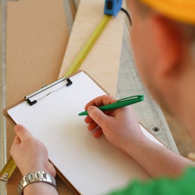 Notlar panoya yeşil kalemle yapma alt kollarından