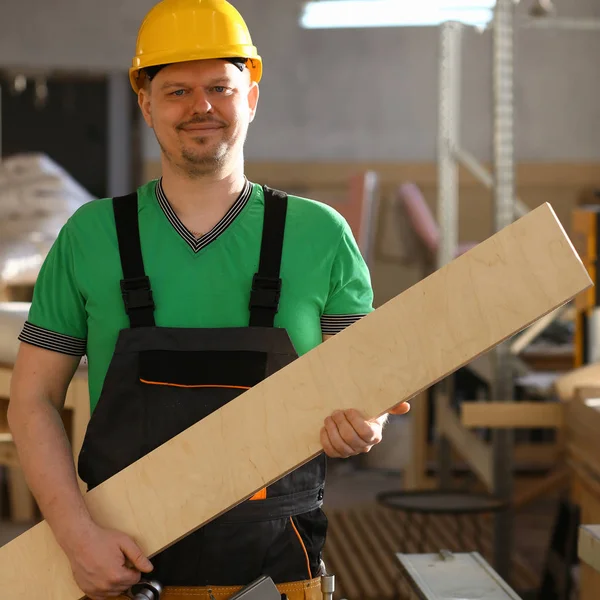 Retrato de um carpinteiro sorridente — Fotografia de Stock