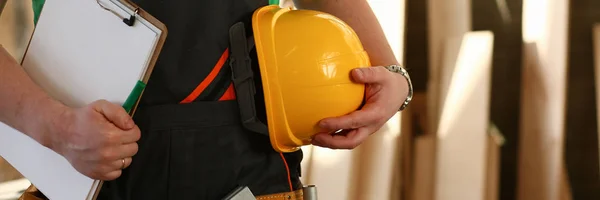 Onbekende klusjesman met handen op taille en tool belt met de hulpmiddelen van de bouw tegen een grijze achtergrond. DIY tools en handwerk concept — Stockfoto