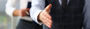 Takım elbiseli adam ve vermek el Merhaba, gibi ofiste kravat.
