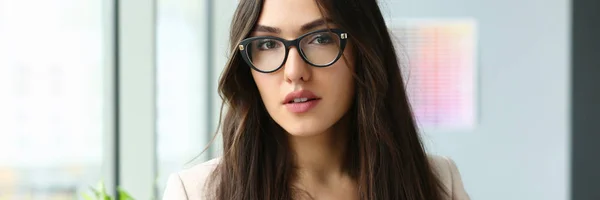 Hermosa chica sonriente en el lugar de trabajo mirada en el retrato de la cámara — Foto de Stock