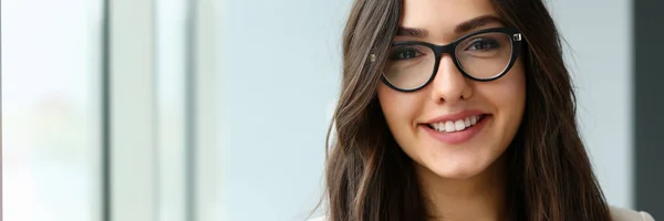 Hermosa chica sonriente en el lugar de trabajo mirada en el retrato de la cámara — Foto de Stock