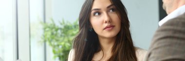 Bir grup insan silah mali gazetelerde tutun