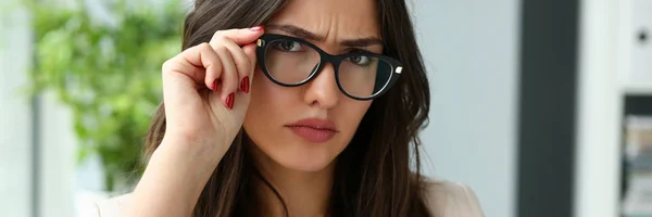 Junge schöne Geschäftsfrau mit Brille — Stockfoto