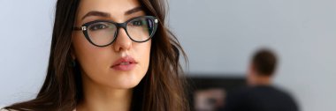 Yetişkin güzel mutlu gülümseme moda işkadını