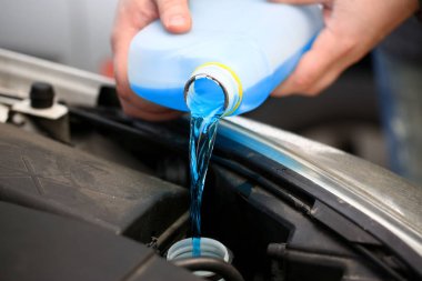 Mavi antifriz şişe erkek el ele tutuşur