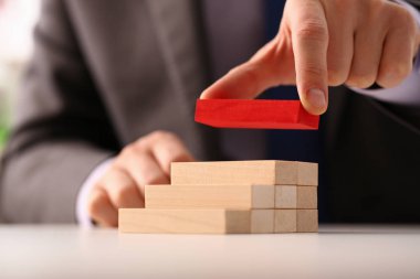 Kırmızı ahşap blok merdiven, Erkek el tutar