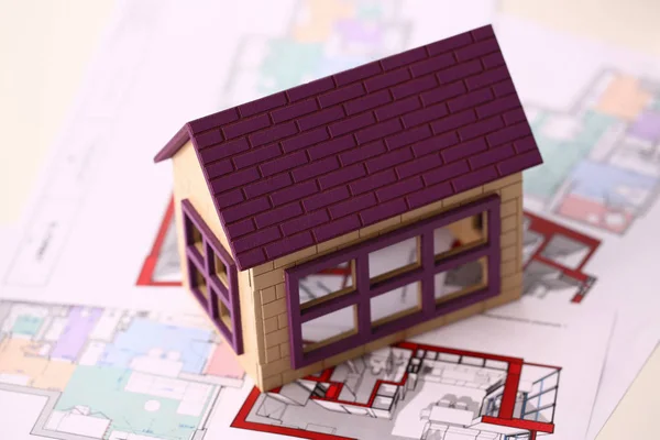 Kis miniatűr ház áll a rajz — Stock Fotó