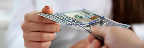Brazo Masculino Paga Montón Billetes Cien Dólares Secretario Oficina Cerca — Foto de Stock