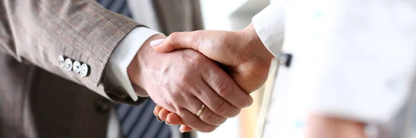 Muž v obleku a kravatě dávají ruku jako hello v úřadu — Stock fotografie