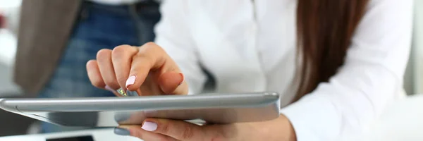 Γυναικείο χέρι να κατέχει και να χρησιμοποιεί tablet pc στο γραφείο closeup — Φωτογραφία Αρχείου