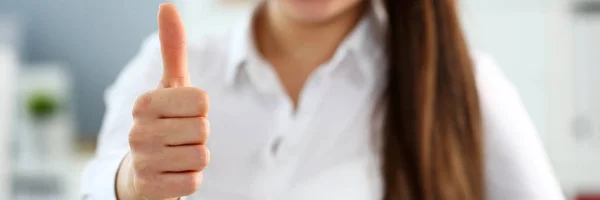 Braço feminino mostrar OK ou confirmar durante a conferência no escritório — Fotografia de Stock