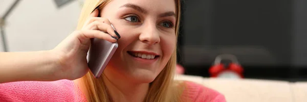 Jovem bela mulher falando ao telefone — Fotografia de Stock