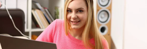 Genç güzel sarışın kadın sit oturma iş üstünde laptop — Stok fotoğraf