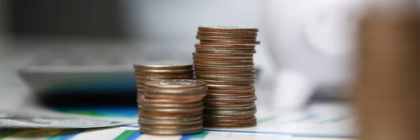 Münztürme auf Hintergrundbüro. — Stockfoto