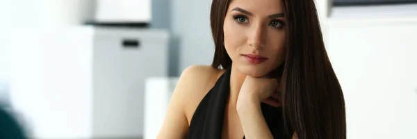 Mooi lachende brunette klerk meisje op werkplek — Stockfoto