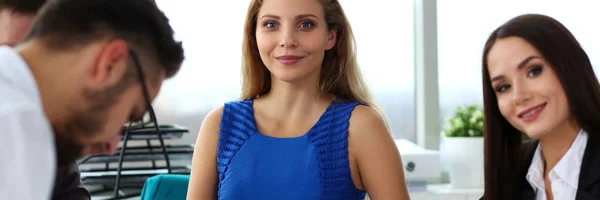 Hermosa chica sonriente empleada vistiendo vestido azul — Foto de Stock