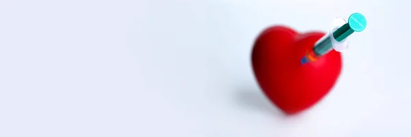 Червоне Серце Шприцом Сірому Фоні Кардіохірургія Впровадження Концепції Електричного Кардіостимулятора — стокове фото