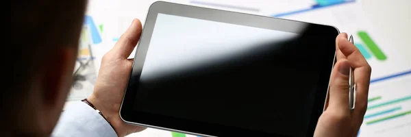 Geschäftsmann hält Tablet im Hintergrund — Stockfoto