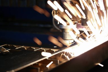 Kıvılcımlar metal işleme için makine başını uçurur