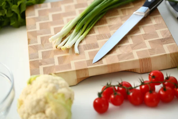 Faca e cebola verde para salada ou fresco — Fotografia de Stock