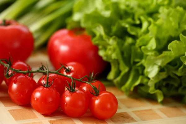 Kirschtomaten liegen auf einem Schneidebrett — Stockfoto