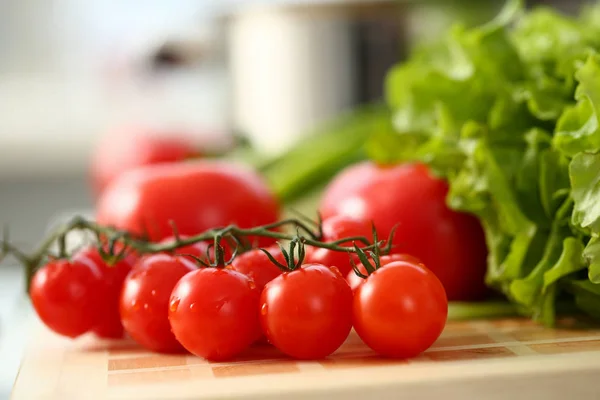 Wiśniowe pomidory leżą na pokładzie cięcia — Zdjęcie stockowe