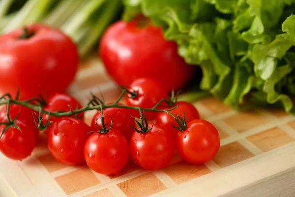 Wiśniowe pomidory leżą na pokładzie cięcia — Zdjęcie stockowe