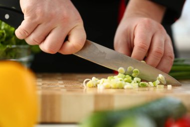 Aşçı ve bıçak elinde tutan keser