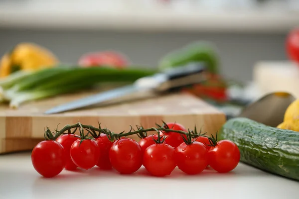 Kirschtomaten liegen auf einem Schneidebrett — Stockfoto