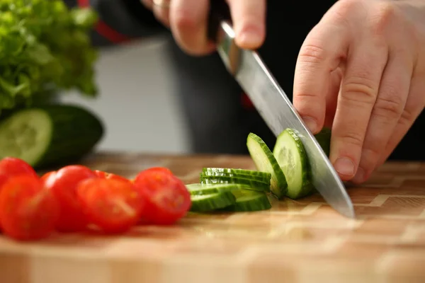 Cook segura faca na mão e corta — Fotografia de Stock