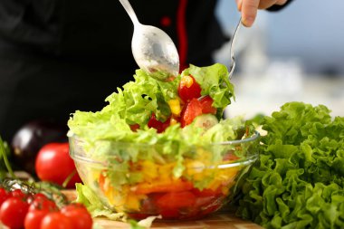 Aşçı ve karışımları çatal elinde tutar