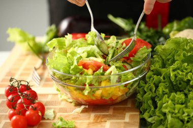 Aşçı ve karışımları çatal elinde tutar