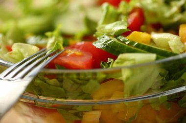 Plaka gümüş çatal salata taze sebze karışımları