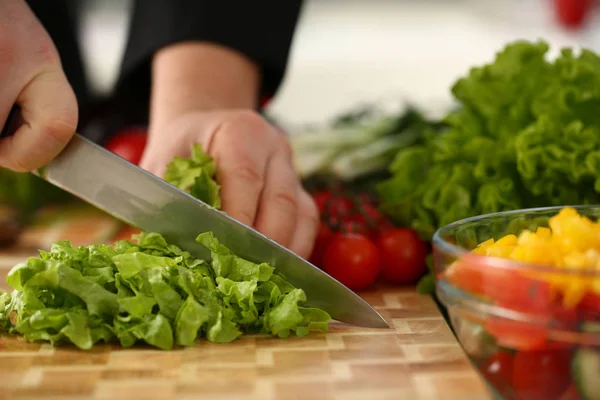 Cook segura faca na mão e corta — Fotografia de Stock