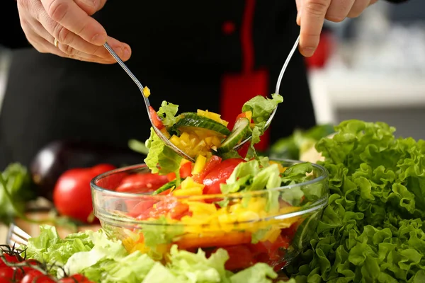 Koch hält Gabel in der Hand und mischt — Stockfoto