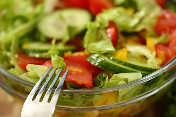 Silbergabel im Teller mischt Salat mit frischem Gemüse — Stockfoto