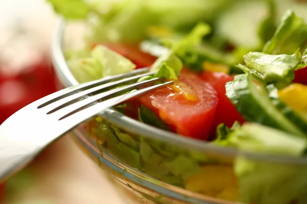 Silbergabel im Teller mischt Salat mit frischem Gemüse — Stockfoto
