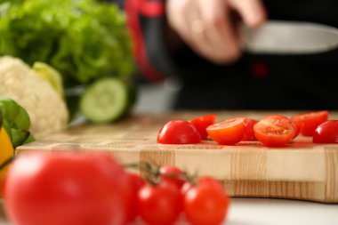 Aşçı ve bıçak elinde tutan keser