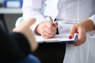 Kadın tıp doktor elini tut hapları kavanoz