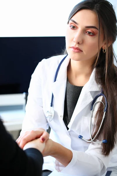 Jovem médico do sexo feminino mantém doente paciente à mão — Fotografia de Stock