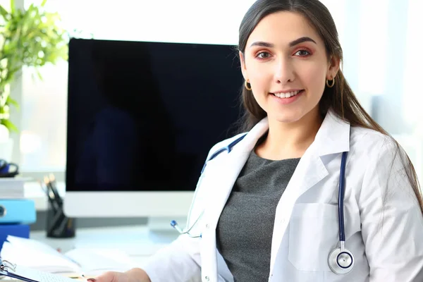 Schön lächelnde Ärztin am Arbeitsplatz Porträt — Stockfoto