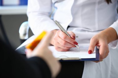 Kadın tıp doktor elini tut hapları kavanoz