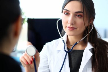 Kadın doktor gülümseyen güzel portre tutun