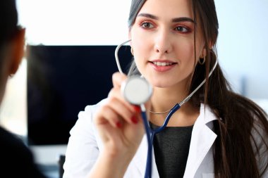 Kadın doktor gülümseyen güzel portre tutun