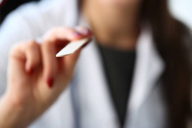 Kadın doktor gülümseyen güzel hasta ile konuşmak