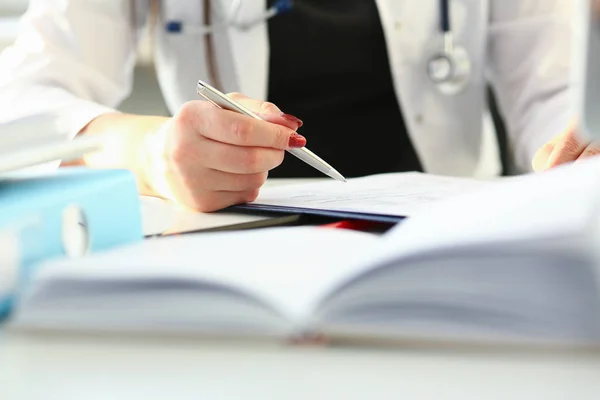 Kvinnliga läkare handfattning silver penna fyllning — Stockfoto