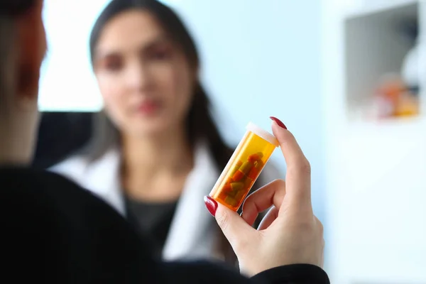 Γυναικεία ιατρική γιατρός χέρι κρατήστε βάζο με χάπια και — Φωτογραφία Αρχείου