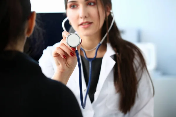 Schöne lächelnde Ärztin im Arm halten — Stockfoto