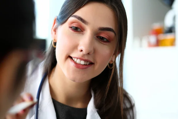 Hermosa mujer sonriente médico hablar con paciente — Foto de Stock